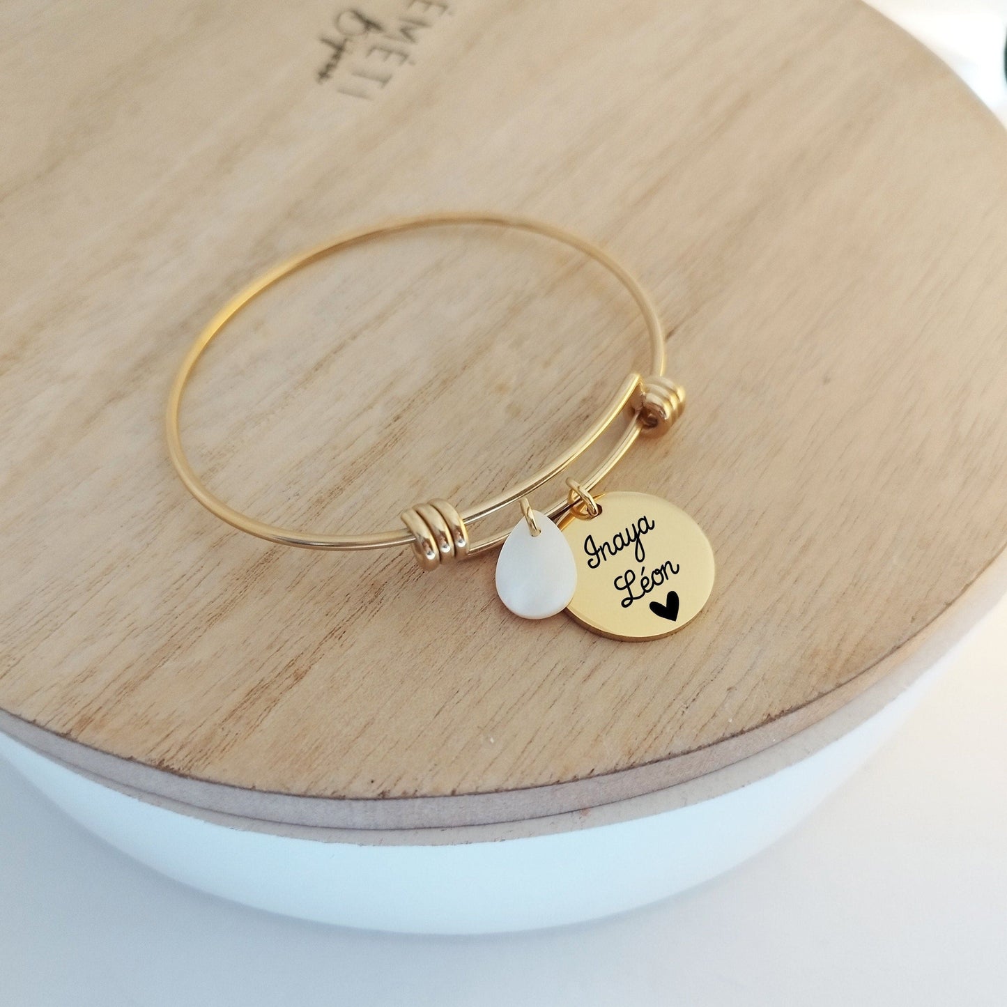 Bracelet Jonc Or Personnalisé avec Médaille Gravée et Goutte Nacrée - Nemeti Bijoux