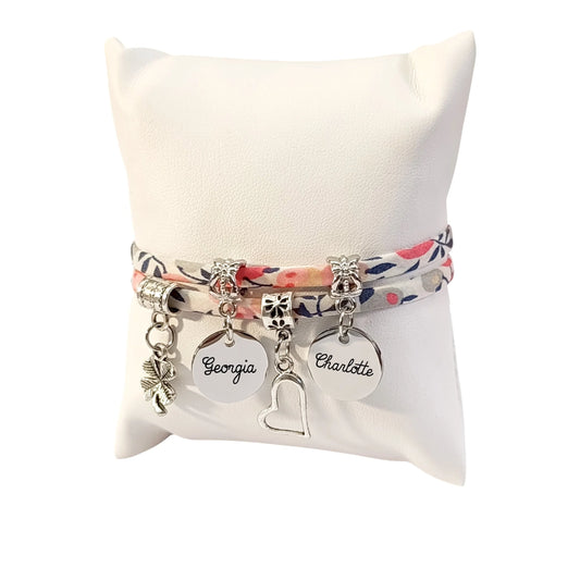 Bracelet Liberty Personnalisé avec 1 à 4 Médailles gravées + 2 Breloques - Tissu wiltshire corail pois de senteur