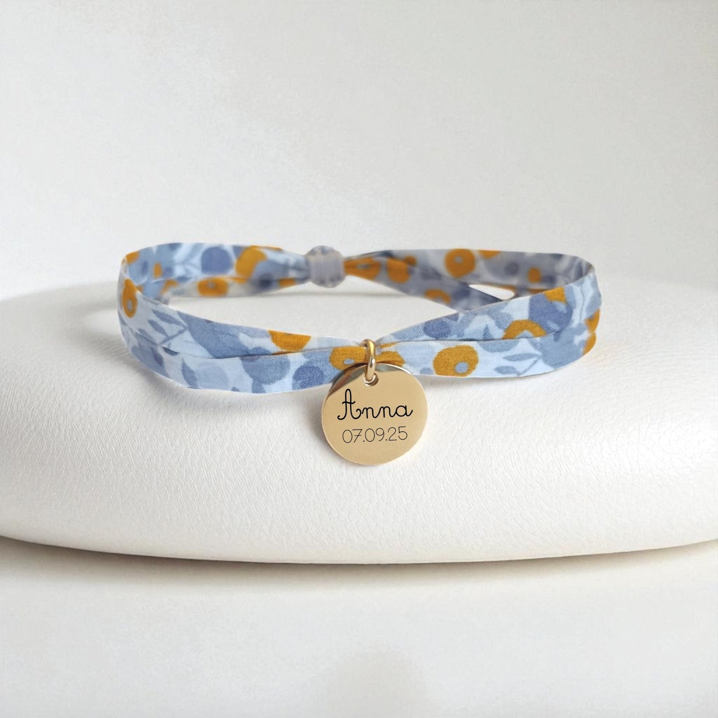 Bracelet liberty personnalisé cordon Wiltshire gris jaune moutarde avec médaille personnalisée