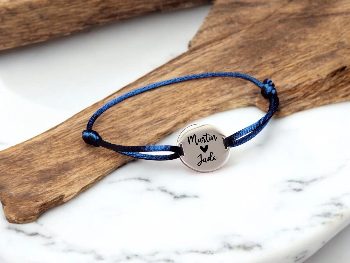 Bracelet personnalisé en cordon satiné avec médaille gravée - Nemeti Bijoux