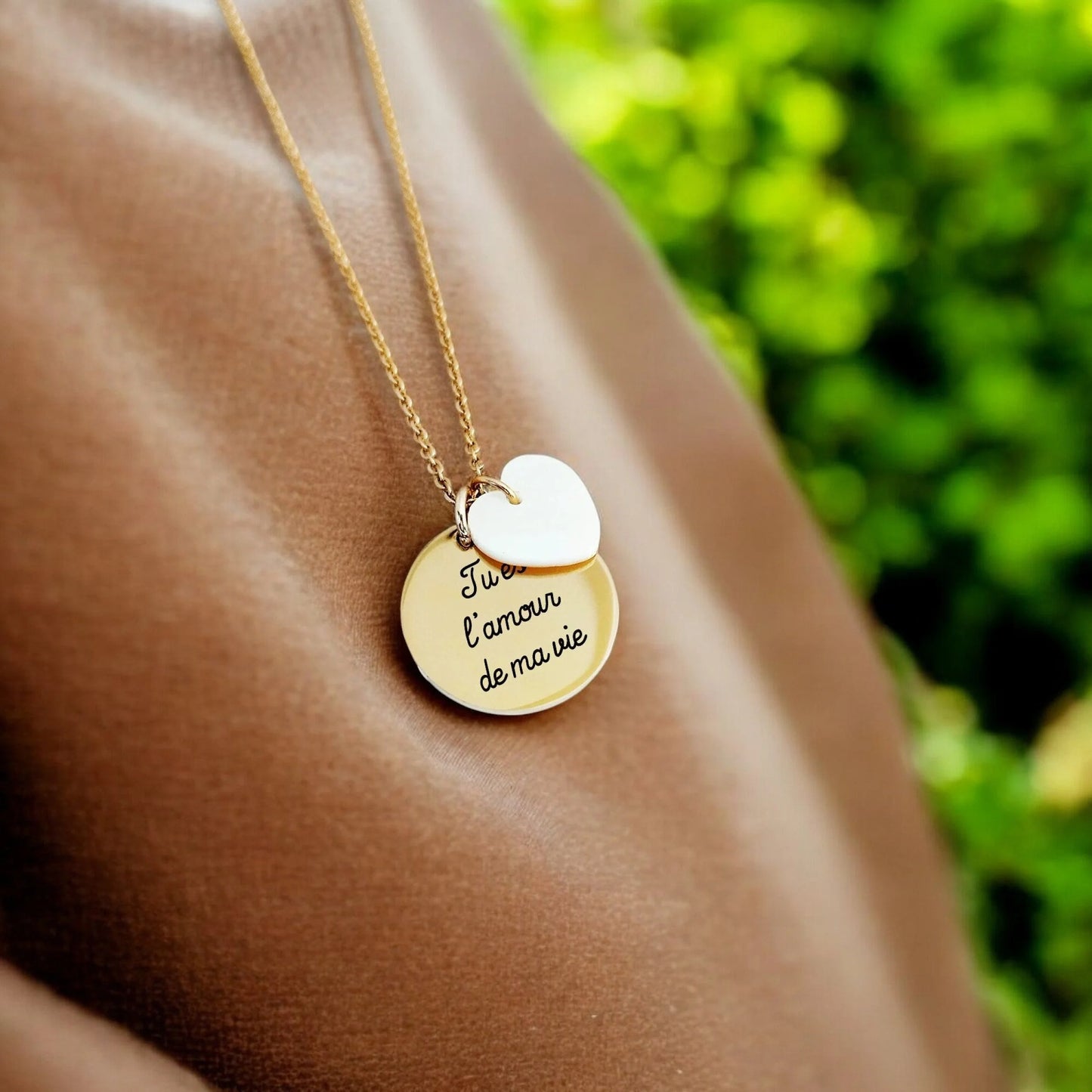 Collier personnalisé avec médaille gravée 20mm et coeur en nacre - Nemeti Bijoux