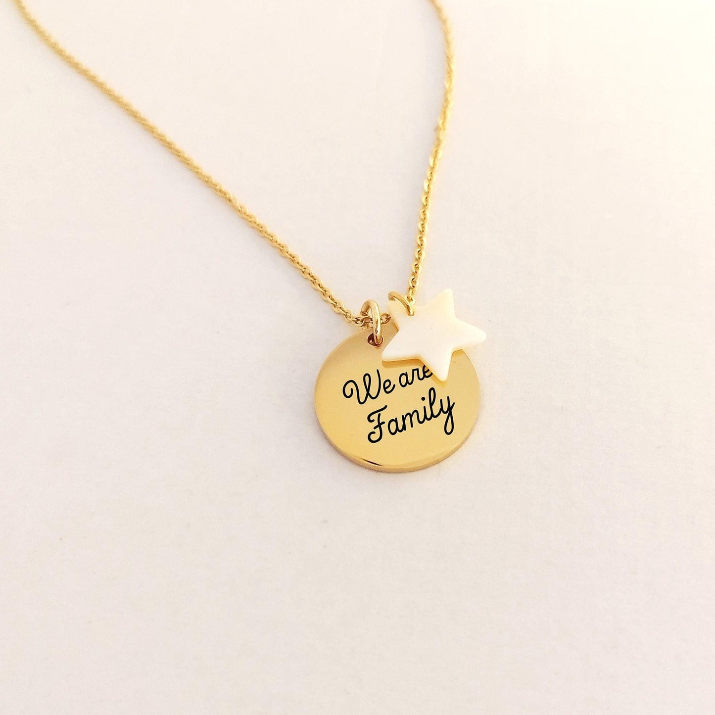 Collier personnalisé avec médaille gravée 20mm et étoile en nacre - Nemeti Bijoux