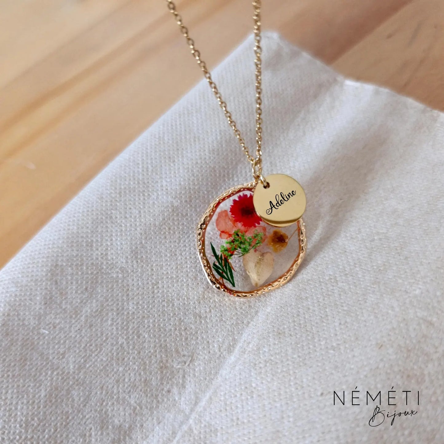 Collier personnalisé avec fleurs sechees naturelles et medaille prenom grave - Nemeti Bijoux