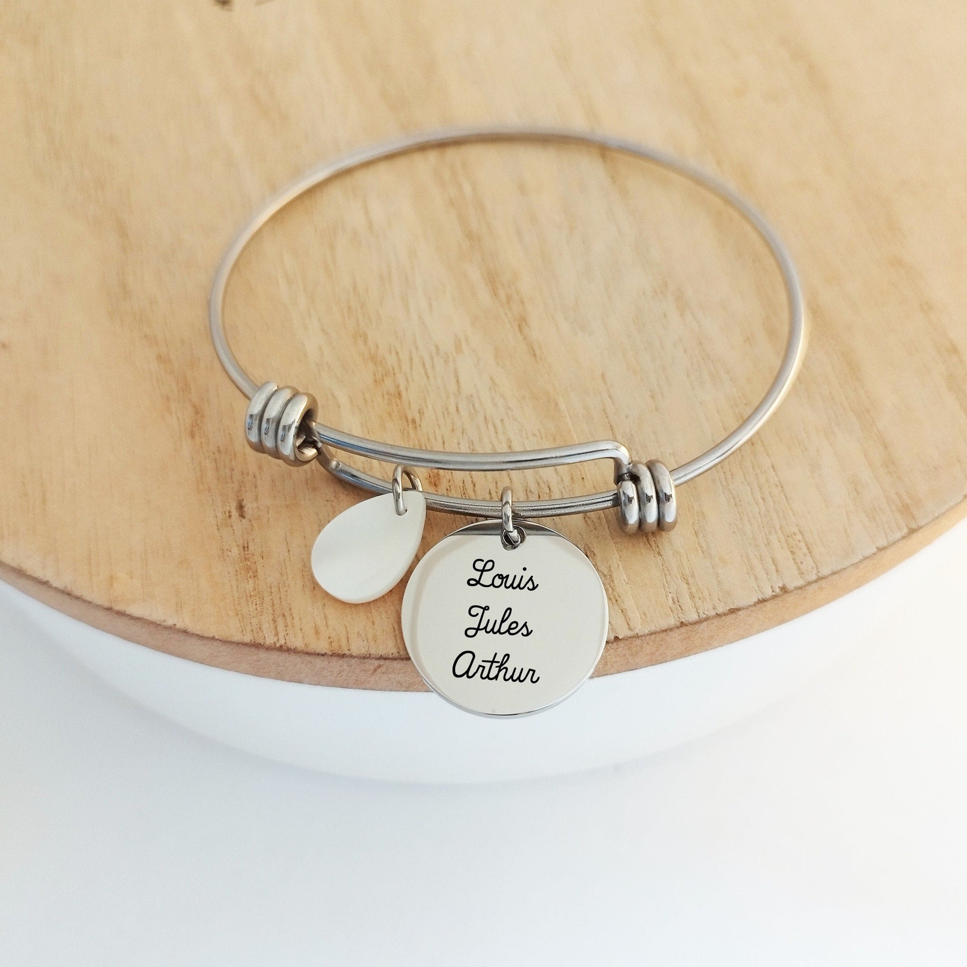 Bracelet Jonc Argent Personnalisé avec Médaille Gravée et Goutte Nacrée - Nemeti Bijoux
