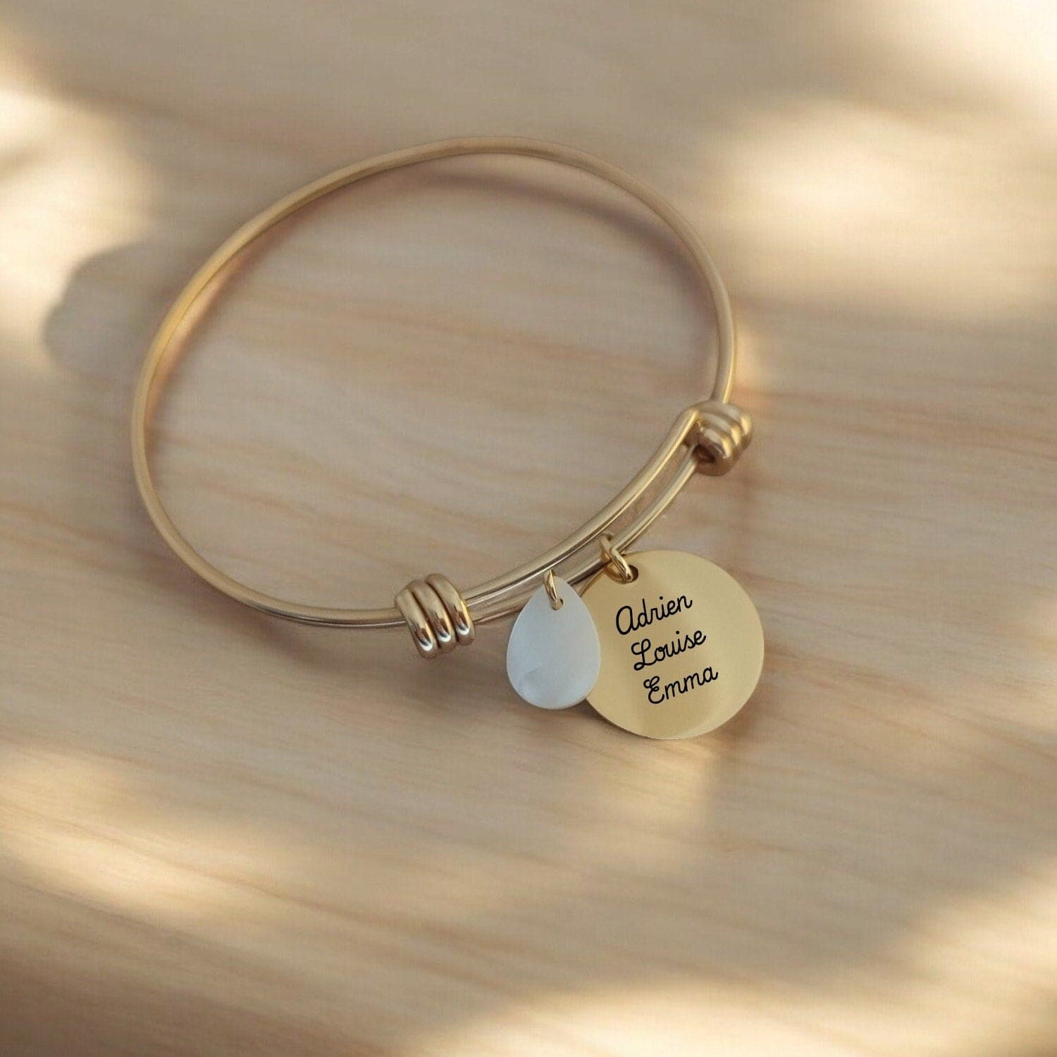 Bracelet Jonc Or Personnalisé avec Médaille Gravée et Goutte Nacrée - Nemeti Bijoux