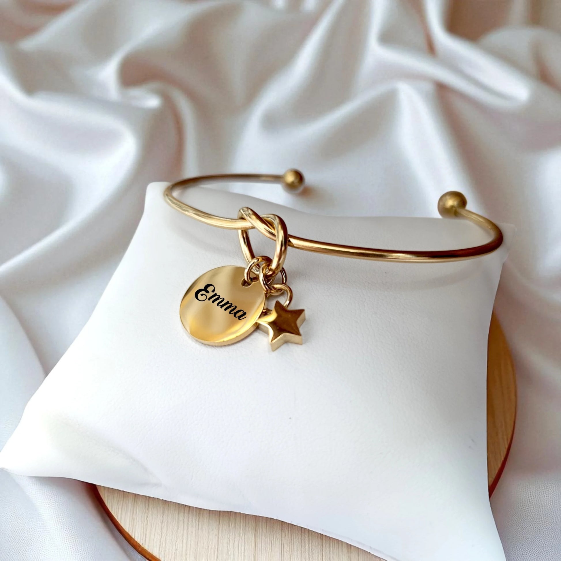 Bracelet Jonc Personnalisé avec Médaille Gravée et Étoile - Nemeti Bijoux