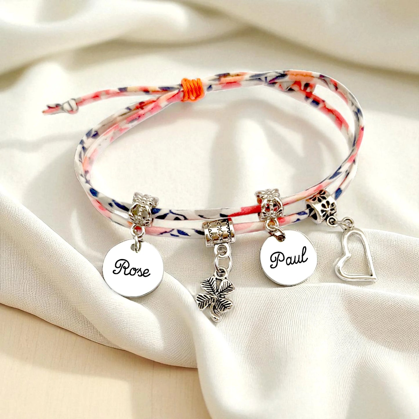 Bracelet Liberty Personnalisé avec 1 à 4 Médailles gravées + 2 Breloques - Tissu wiltshire corail pois de senteur