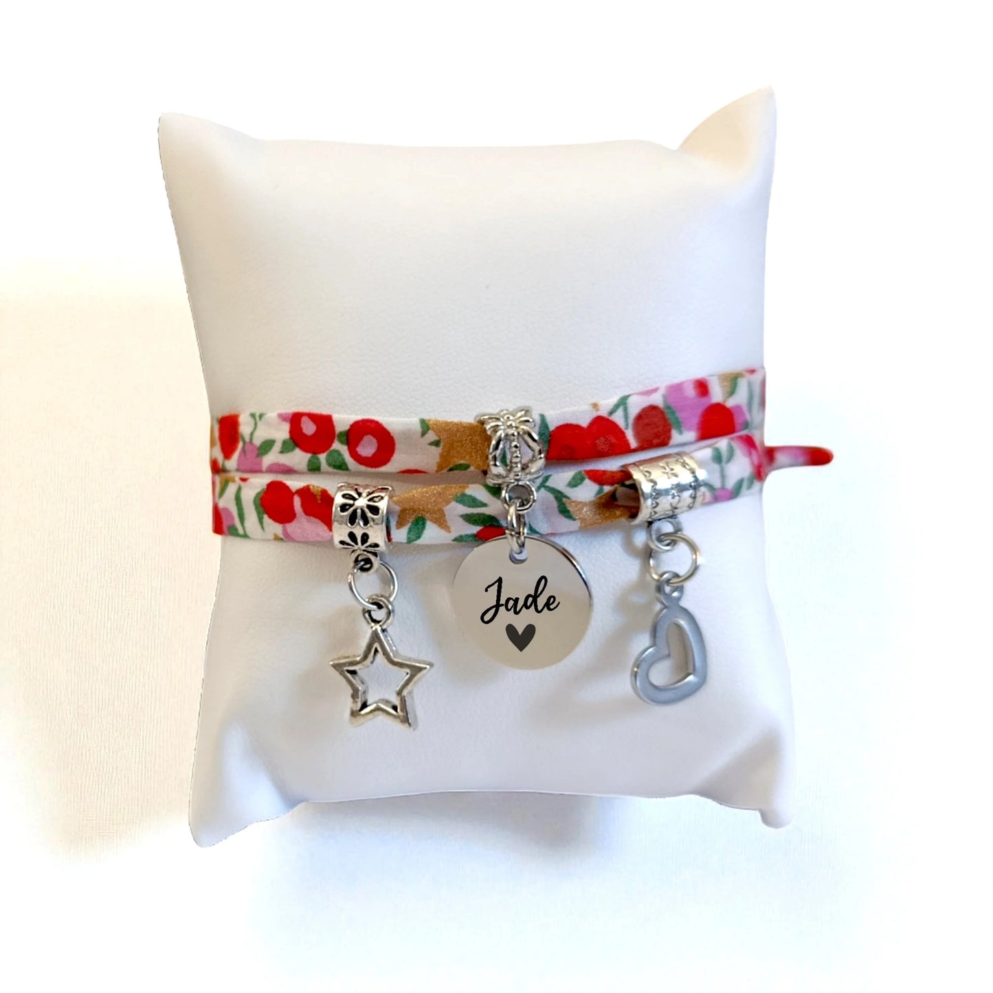 Bracelet Liberty Personnalisé avec 1 à 4 Médailles gravées + 2 Breloques - Tissu wiltshire rouge stars - Nemeti Bijoux