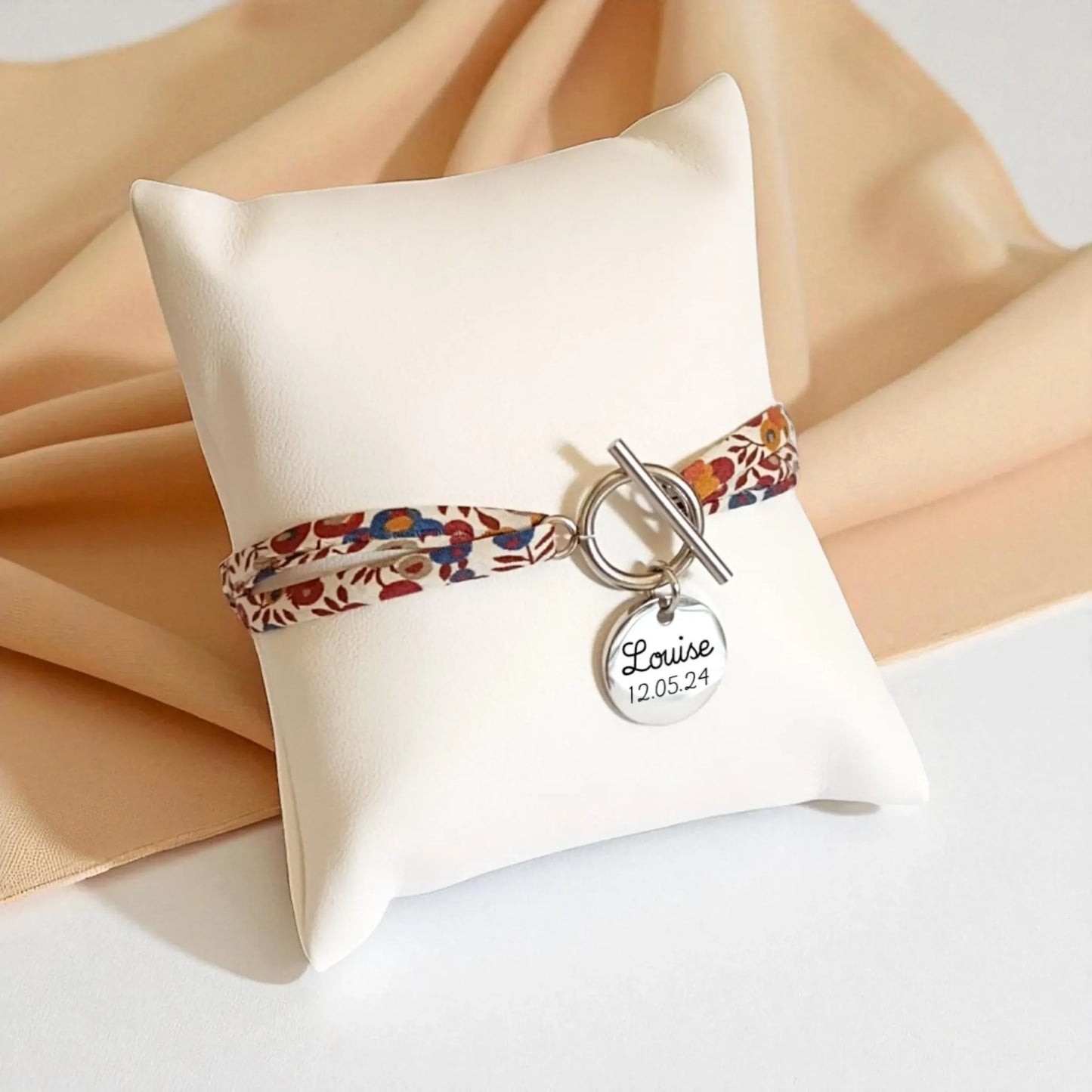 Bracelet personnalisé en cordon Liberty avec médaille gravée – Fermoir T argenté - Nemeti Bijoux