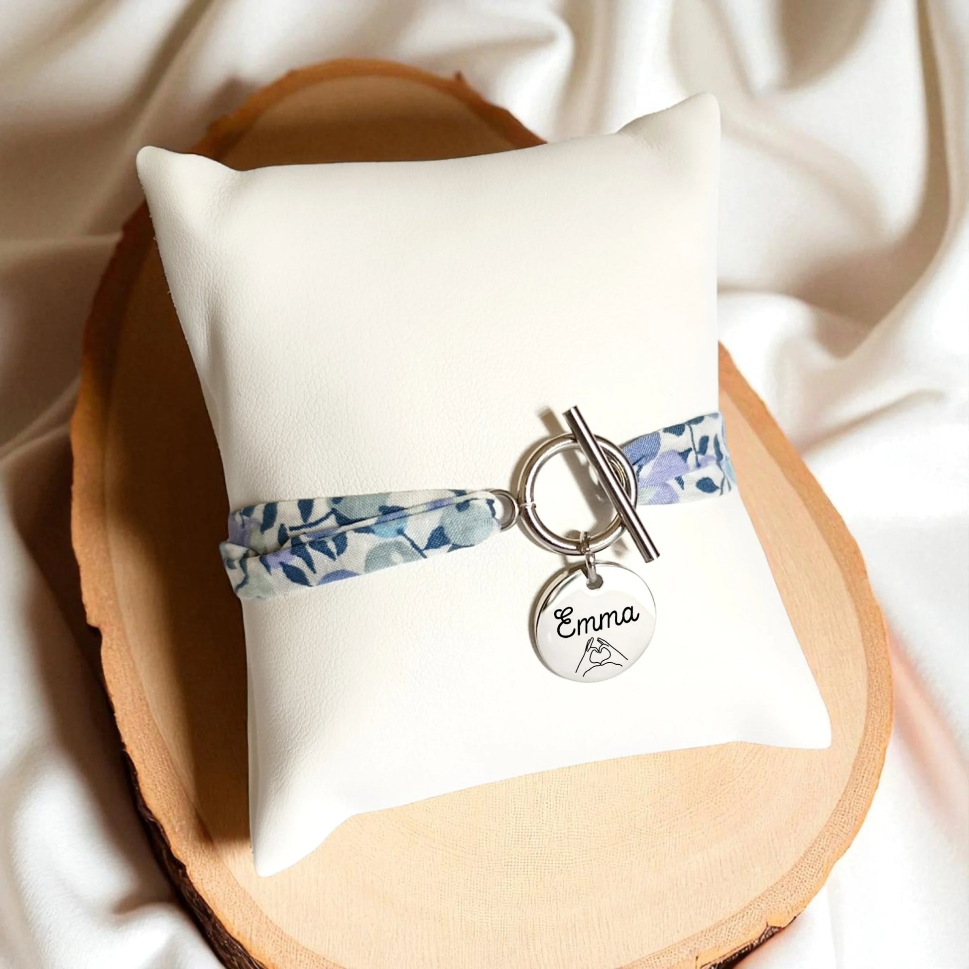 Bracelet personnalisé en cordon Liberty avec médaille gravée – Fermoir T argenté - Nemeti Bijoux