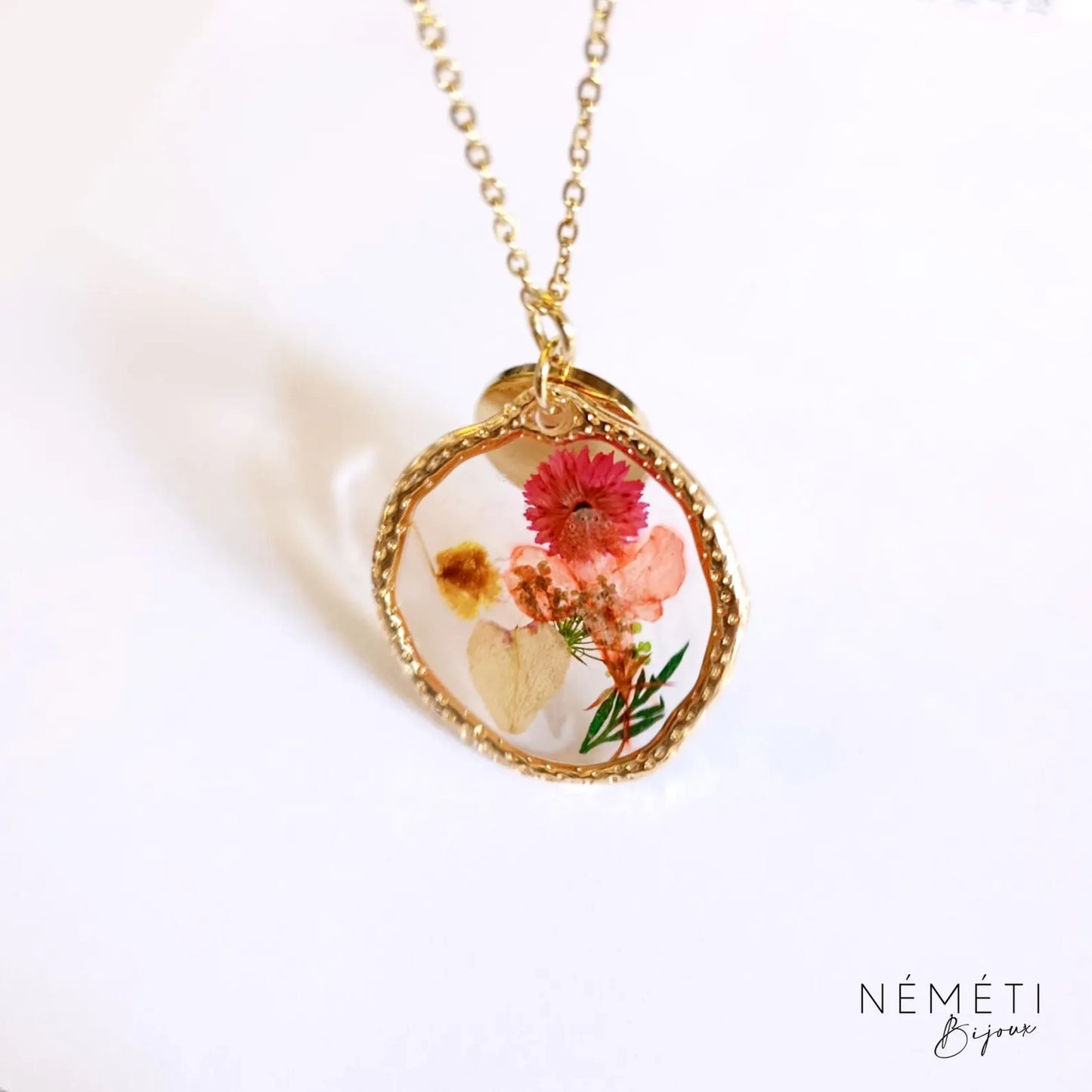 Collier personnalisé avec fleurs sechees naturelles et medaille prenom grave - Nemeti Bijoux