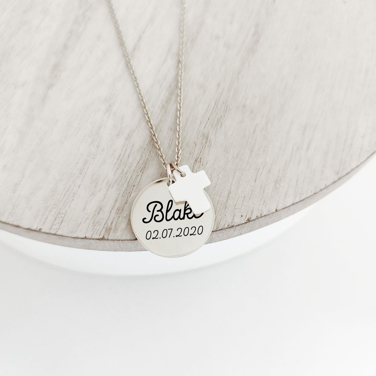 Collier personnalisé avec médaille gravée 20mm et croix en nacre - Nemeti Bijoux