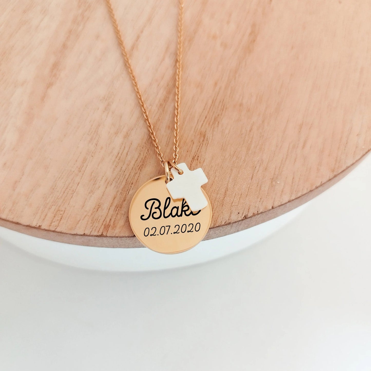 Collier personnalisé avec médaille gravée 20mm et croix en nacre - Nemeti Bijoux