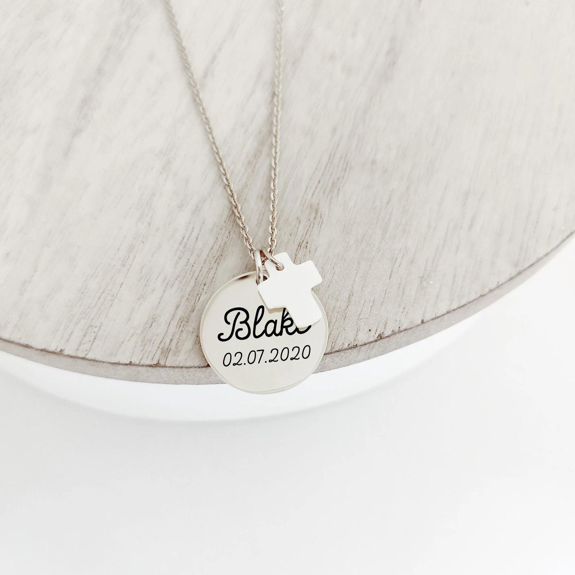 Collier personnalisé avec médaille gravée 20mm et croix en nacre - Nemeti Bijoux