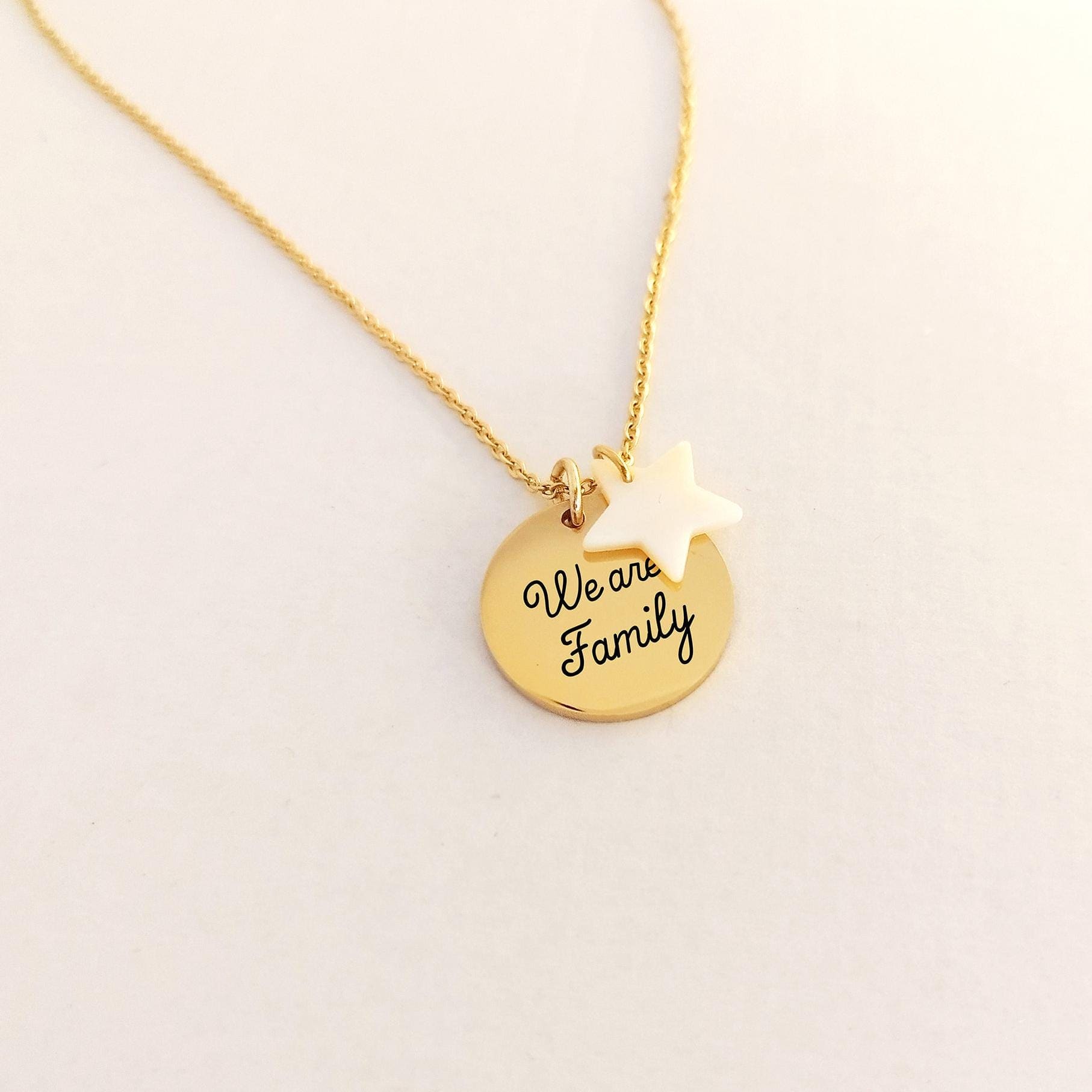 Collier personnalisé avec médaille gravée 20mm et étoile en nacre - Nemeti Bijoux