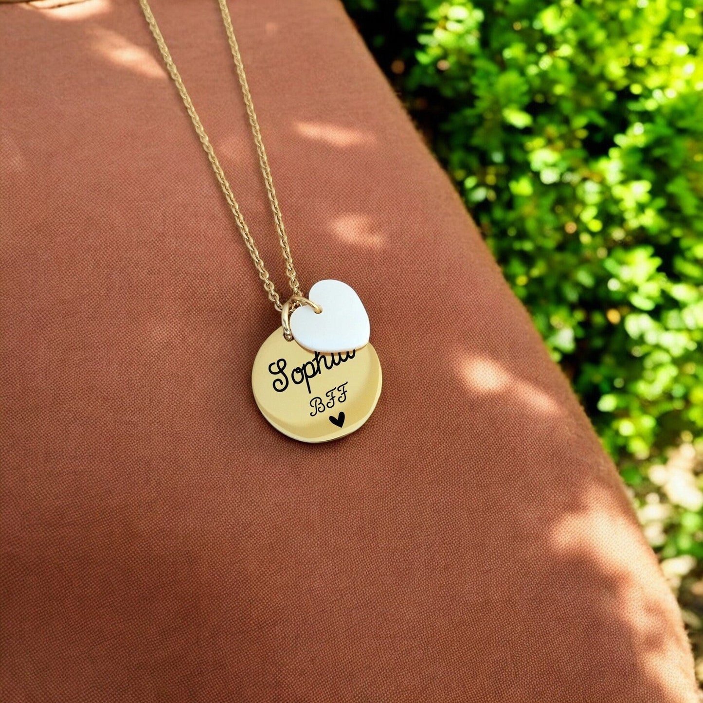 Collier personnalisé avec médaille gravée 20mm et coeur en nacre - Nemeti Bijoux