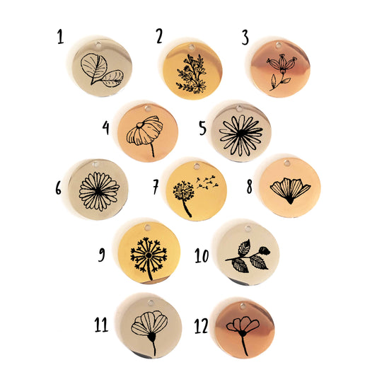 Médaille Fleur Gravée – Bijou Nature Pendentif Botanique Acier - Nemeti Bijoux